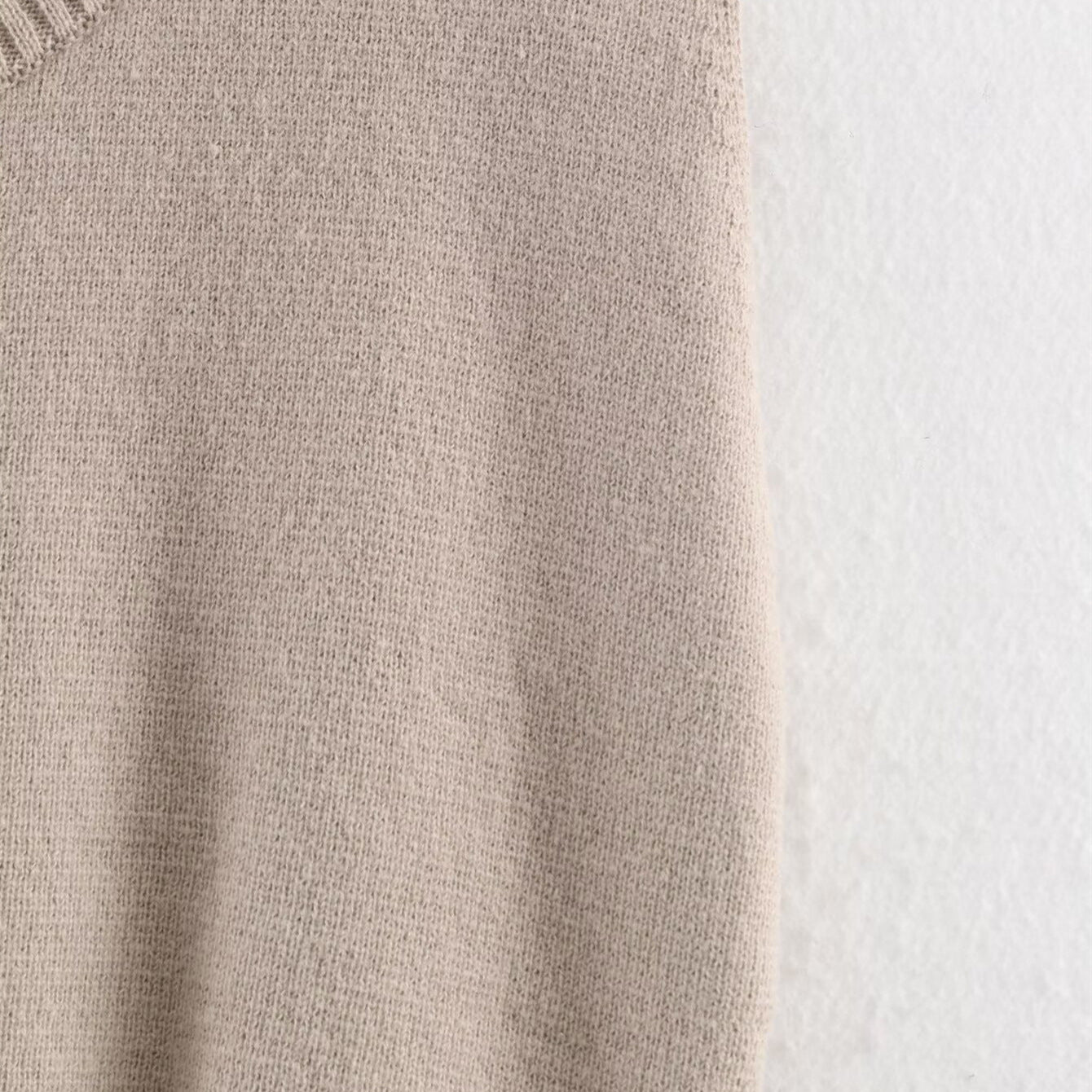 Loose round neck sleeveless knitted vest